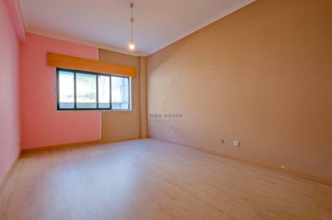 Apartamento T2 com terraço, lugar de garagem e arrecadação em Vale de Mourão, Agualva-Cacém