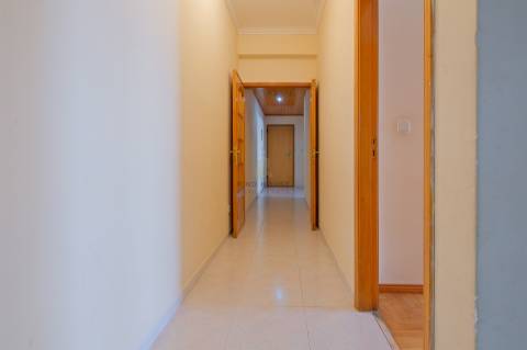 Apartamento T2 com terraço, lugar de garagem e arrecadação em Vale de Mourão, Agualva-Cacém
