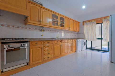 Apartamento T2 com terraço, lugar de garagem e arrecadação em Vale de Mourão, Agualva-Cacém