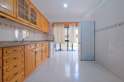Apartamento T2 com terraço, lugar de garagem e arrecadação em Vale de Mourão, Agualva-Cacém