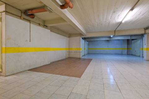 Apartamento T2 com terraço, lugar de garagem e arrecadação em Vale de Mourão, Agualva-Cacém