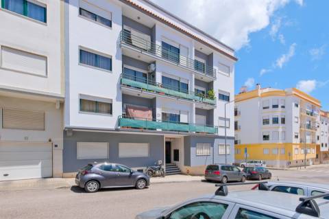 Apartamento T2 com terraço, lugar de garagem e arrecadação em Vale de Mourão, Agualva-Cacém