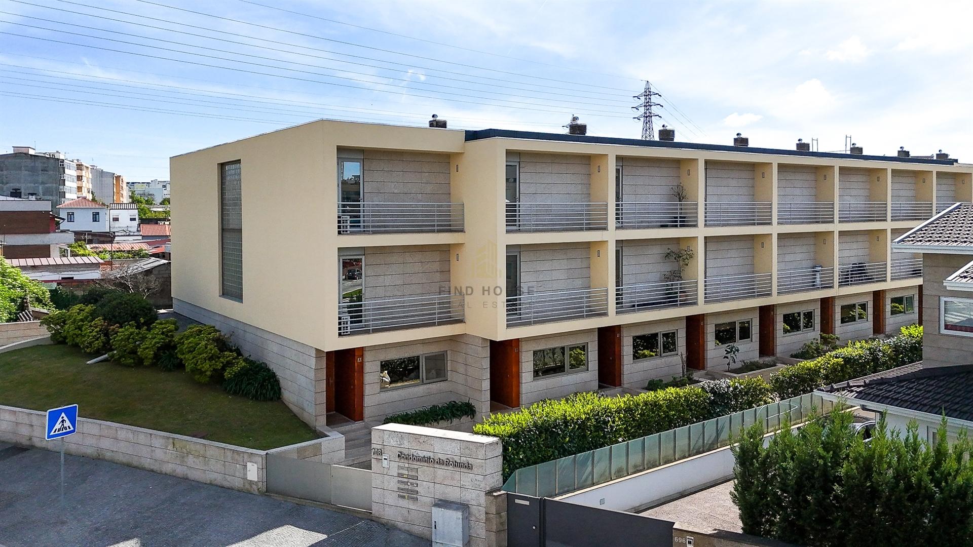 Moradia T4 em banda com garagem box, em condomínio privado, na Maia