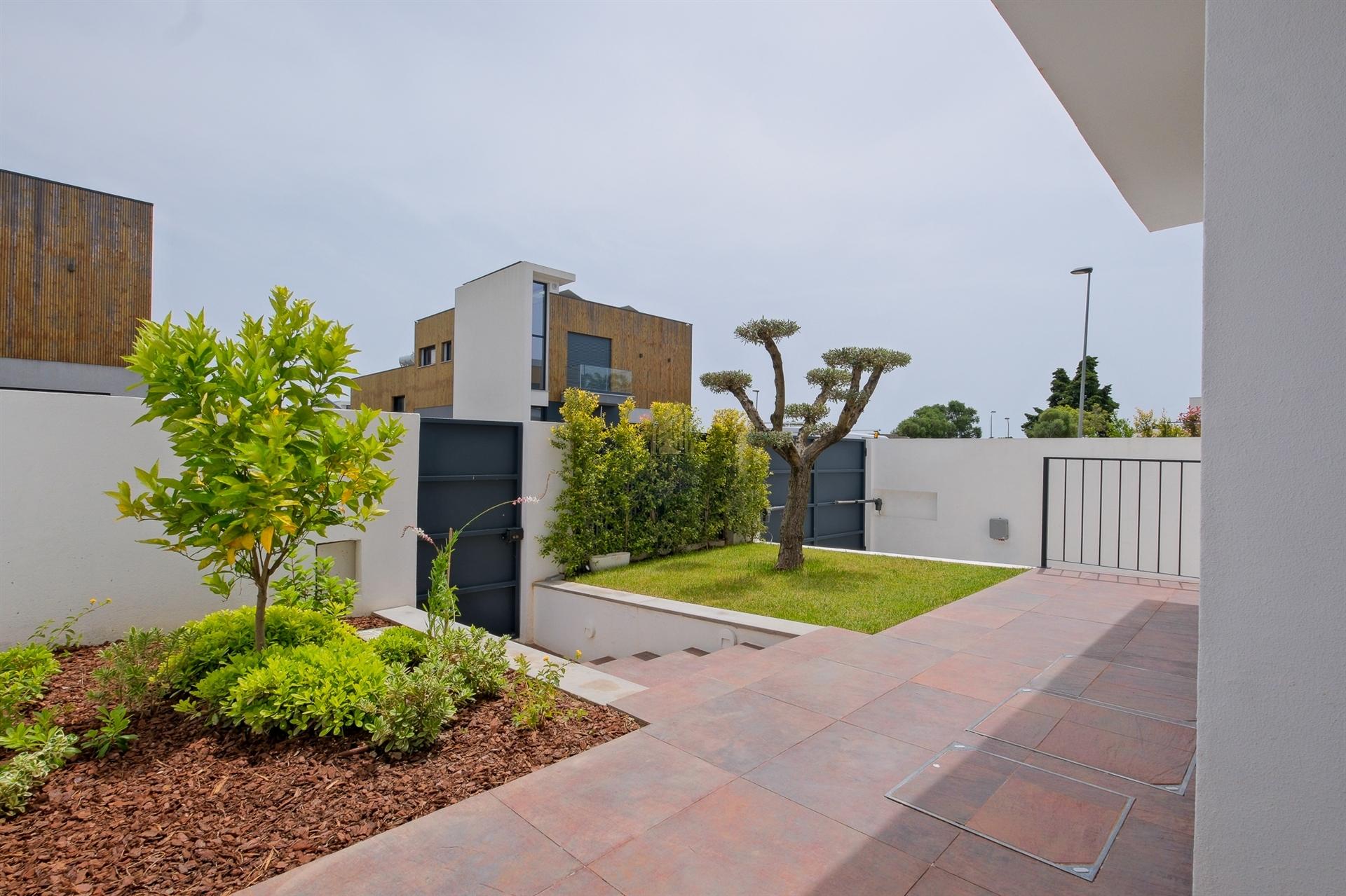 Moradia T3 com  garagem e piscina em Alcoitão, Alcabideche