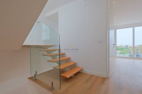 Moradia T3 com  garagem e piscina em Alcoitão, Alcabideche