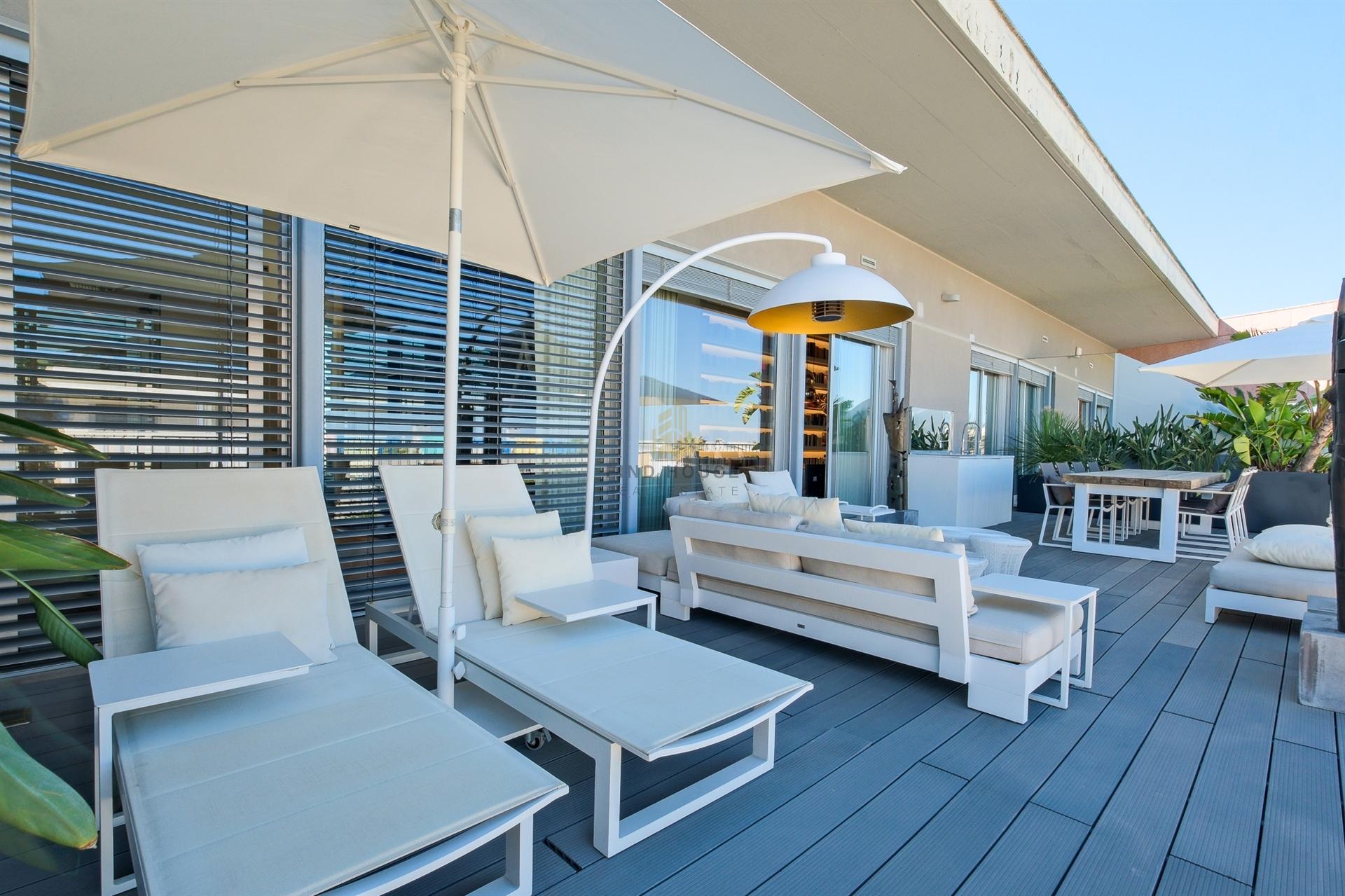 Penthouse T3 com terraço e 3 lugares de garagem na Alameda dos Oceanos, Parque das Nações