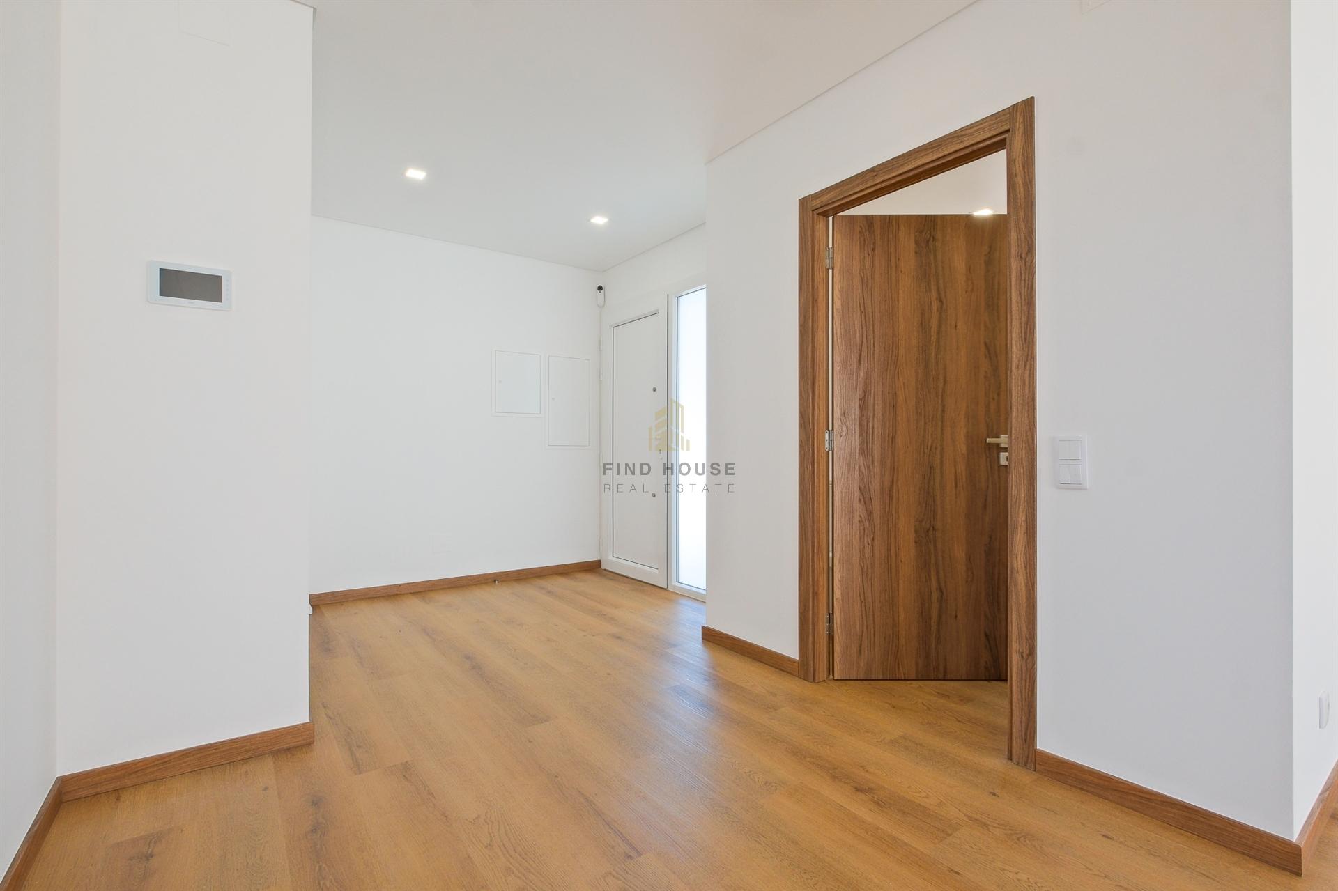Vende-se Moradia Isolada T4 com garagem, piscina e jardim em Albarraque