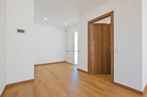 Vende-se Moradia Isolada T4 com garagem, piscina e jardim em Albarraque