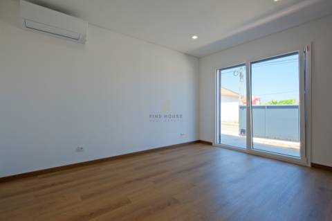 Vende-se Moradia Isolada T4 com garagem, piscina e jardim em Albarraque