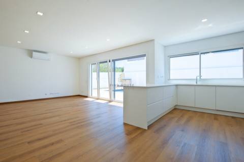 Vende-se Moradia Isolada T4 com garagem, piscina e jardim em Albarraque