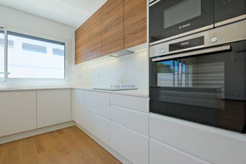 Vende-se Moradia Isolada T4 com garagem, piscina e jardim em Albarraque