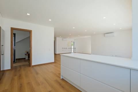 Vende-se Moradia Isolada T4 com garagem, piscina e jardim em Albarraque