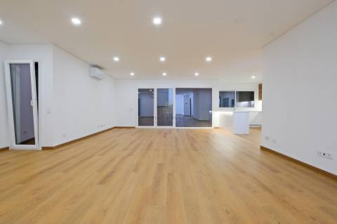 Vende-se Moradia Isolada T4 com garagem, piscina e jardim em Albarraque