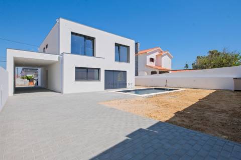 Vende-se Moradia Isolada T4 com garagem, piscina e jardim em Albarraque