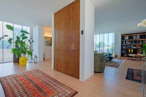 Vende-se Moradia T4 de luxo, com piscina, no exclusivo condomínio “Vale Utopia” em Carnaxide