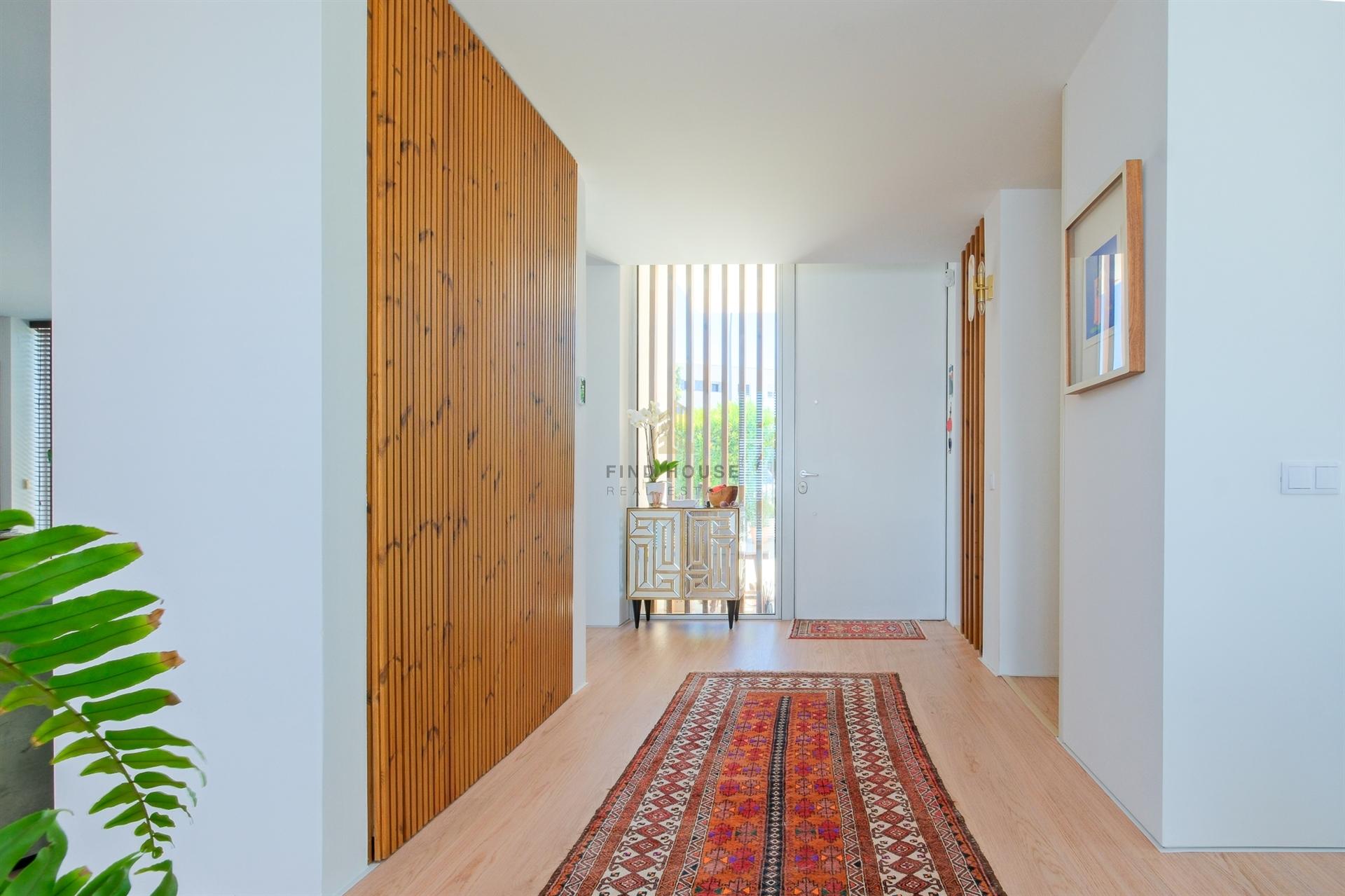 Vende-se Moradia T4 de luxo, com piscina, no exclusivo condomínio “Vale Utopia” em Carnaxide