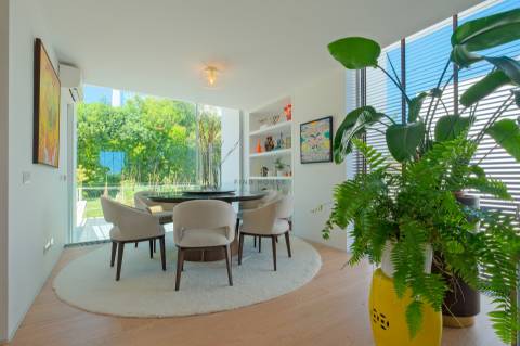 Vende-se Moradia T4 de luxo, com piscina, no exclusivo condomínio “Vale Utopia” em Carnaxide