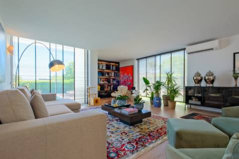 Vende-se Moradia T4 de luxo, com piscina, no exclusivo condomínio “Vale Utopia” em Carnaxide