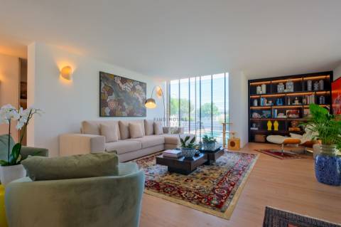 Vende-se Moradia T4 de luxo, com piscina, no exclusivo condomínio “Vale Utopia” em Carnaxide