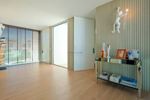 Vende-se Moradia T4 de luxo, com piscina, no exclusivo condomínio “Vale Utopia” em Carnaxide
