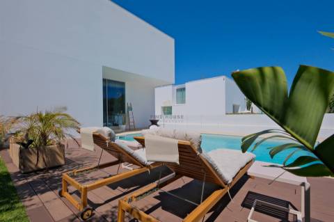 Vende-se Moradia T4 de luxo, com piscina, no exclusivo condomínio “Vale Utopia” em Carnaxide