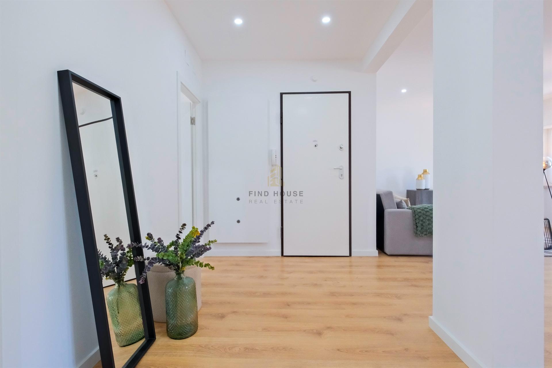 Apartamento T3, com 3 casas de banho, totalmente remodelado, em Benfica