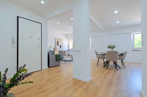 Apartamento T3, com 3 casas de banho, totalmente remodelado, em Benfica