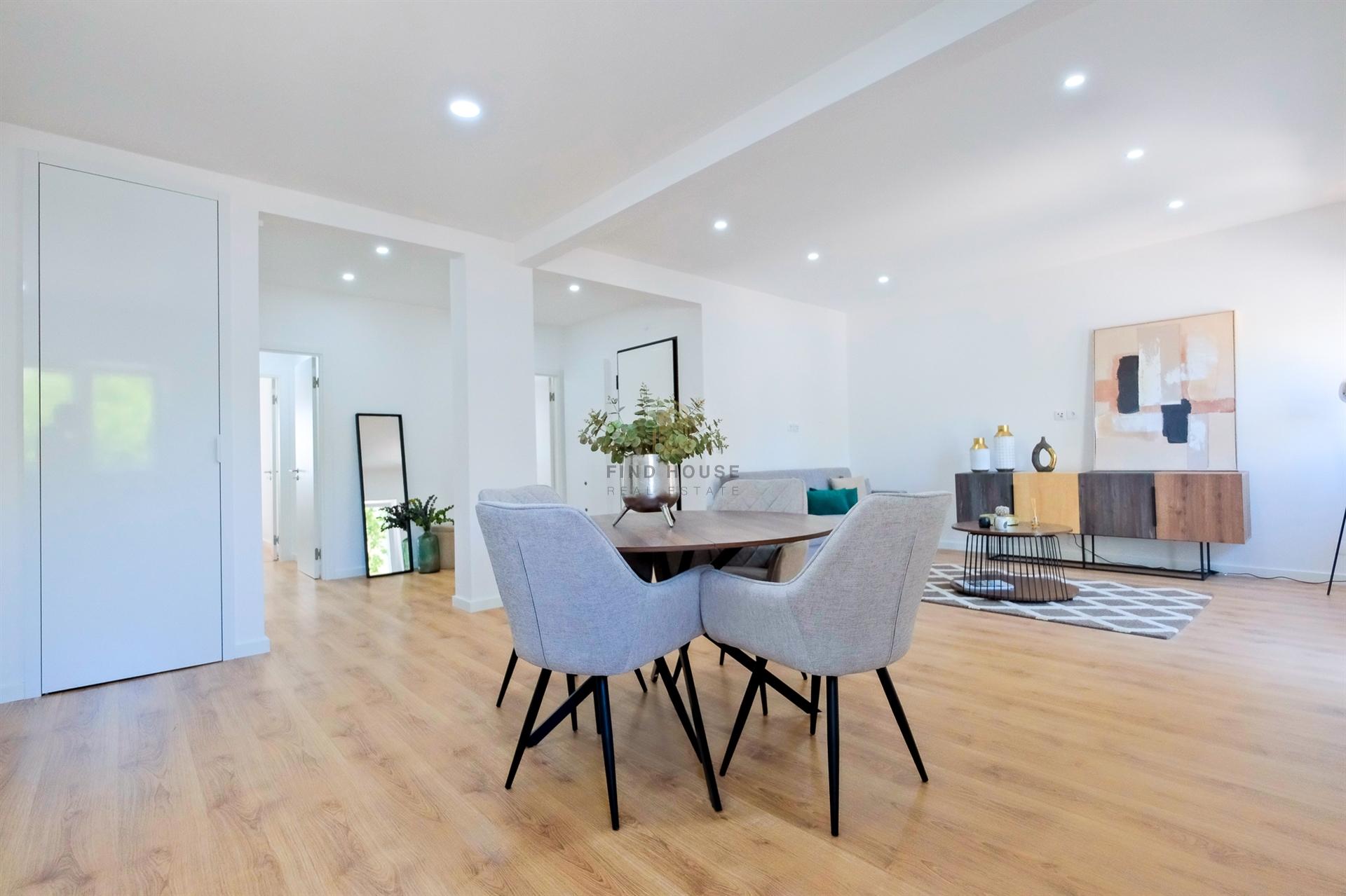 Apartamento T3, com 3 casas de banho, totalmente remodelado, em Benfica