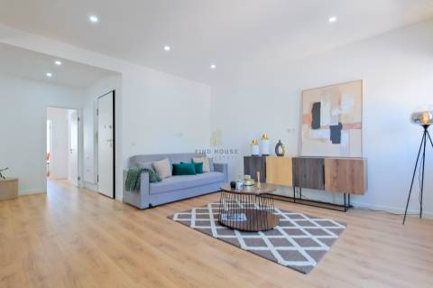 Apartamento T3, com 3 casas de banho, totalmente remodelado, em Benfica