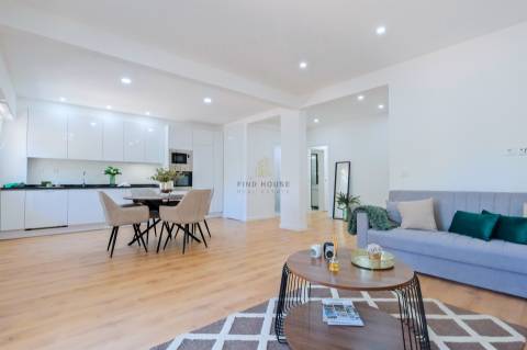 Apartamento T3, com 3 casas de banho, totalmente remodelado, em Benfica