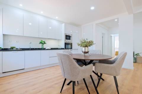 Apartamento T3, com 3 casas de banho, totalmente remodelado, em Benfica