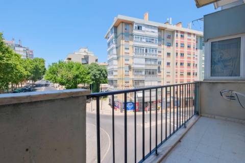 Apartamento T3, com 3 casas de banho, totalmente remodelado, em Benfica