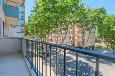 Apartamento T3, com 3 casas de banho, totalmente remodelado, em Benfica
