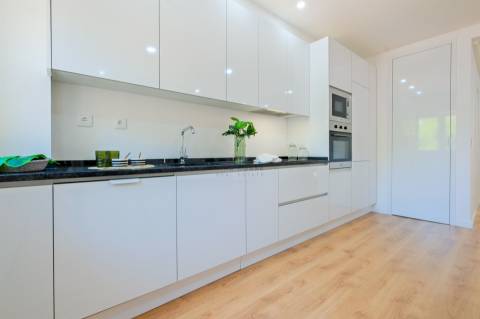 Apartamento T3, com 3 casas de banho, totalmente remodelado, em Benfica