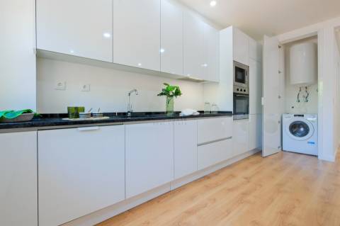 Apartamento T3, com 3 casas de banho, totalmente remodelado, em Benfica