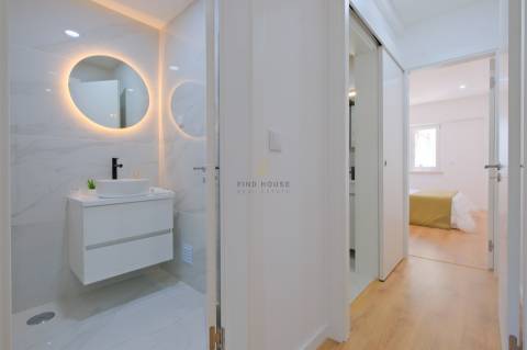 Apartamento T3, com 3 casas de banho, totalmente remodelado, em Benfica