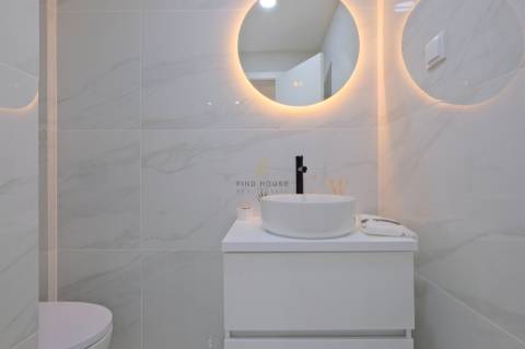 Apartamento T3, com 3 casas de banho, totalmente remodelado, em Benfica