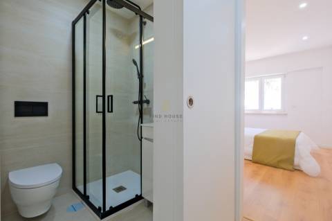 Apartamento T3, com 3 casas de banho, totalmente remodelado, em Benfica