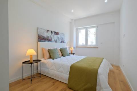 Apartamento T3, com 3 casas de banho, totalmente remodelado, em Benfica