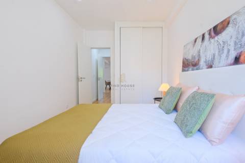 Apartamento T3, com 3 casas de banho, totalmente remodelado, em Benfica