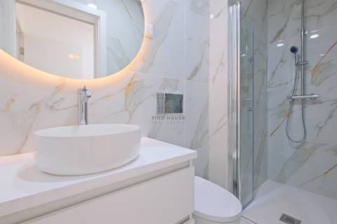 Apartamento T3, com 3 casas de banho, totalmente remodelado, em Benfica