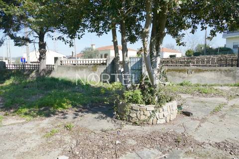 Terreno com Moradia e PIP Aprovado – Ribeirão, Famalicão