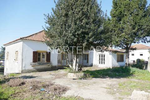 Terreno com Moradia e PIP Aprovado – Ribeirão, Famalicão