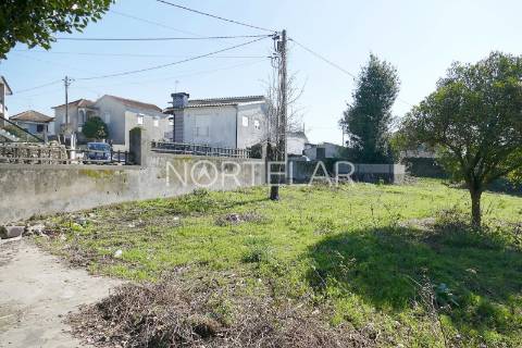 Terreno com Moradia e PIP Aprovado – Ribeirão, Famalicão