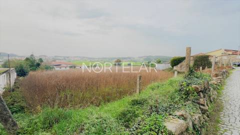 Terreno 3.280 m² com parecer para 14 moradias – Trofa