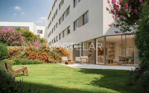 Apartamento T3 amplo com varanda e garagem no VC Forte