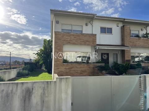 Moradia T3 com jardim e 3 frentes em Famalicão