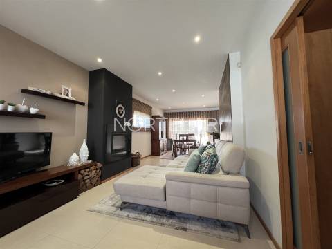 Moradia T3 com jardim e 3 frentes em Famalicão
