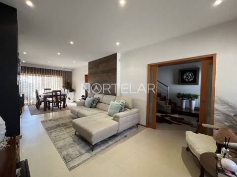 Moradia T3 com jardim e 3 frentes em Famalicão