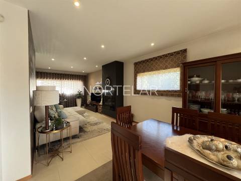 Moradia T3 com jardim e 3 frentes em Famalicão